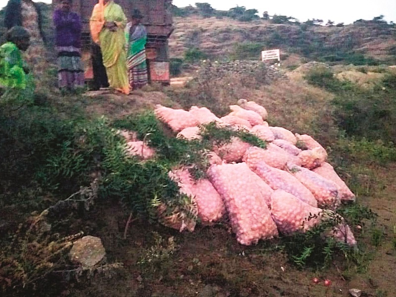 Attempts to steal onions at Hivargaon Plateau failed | हिवरगाव पठार येथे कांदे चोरीचा प्रयत्न फसला  