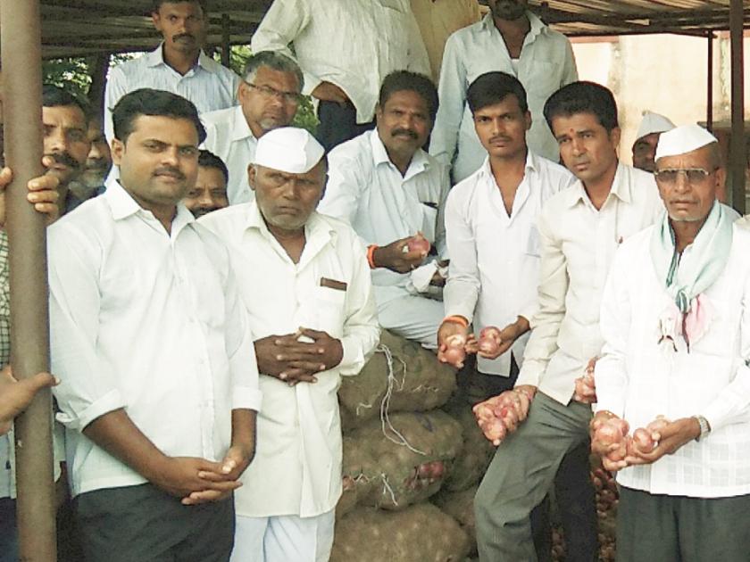 Farmers stopped Kanda auction at Kopargaon | कोपरगावात शेतक-यांनी कांदा लिलाव बंद पाडले