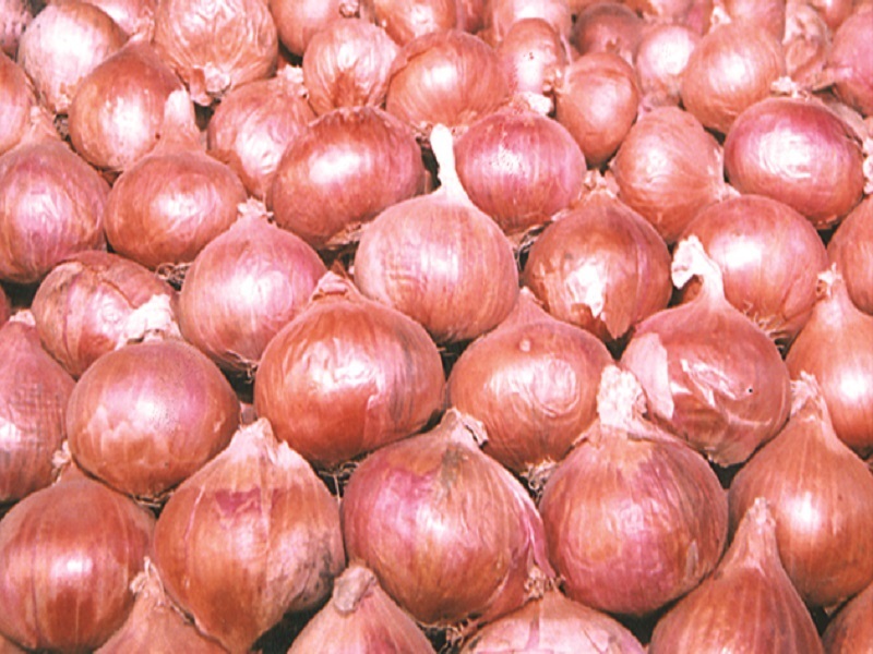 Onion auction closed as soon as prices fell | भाव गडगडताच बंद पाडला कांदा लिलाव