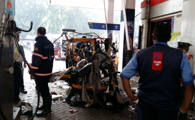 Cylinder explosion at petrol pump in Mumbai's Kandivali, three injured | VIDEO : कांदिवलीत पेट्रोल पंपावर सिलेंडरचा स्फोट, तीन जण जखमी