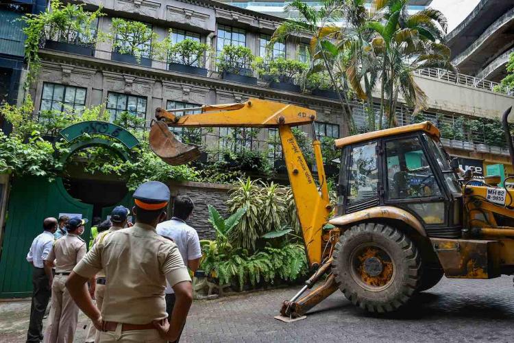 'Municipal Corporation can't fill potholes in Mumbai, but houses can be demolished', kangana ranavat issu | 'महापालिकेला मुंबईतले खड्डे बुजवता येत नाही, पण घरं तोडता येतात'