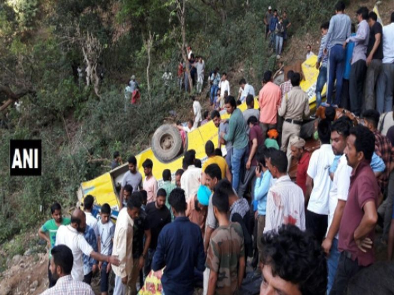 School bus collapses in Himachal Pradesh, four students die | हिमाचल प्रदेशमध्ये स्कूल बस दरीत कोसळली, 29 विद्यार्थ्यांचा मृत्यू