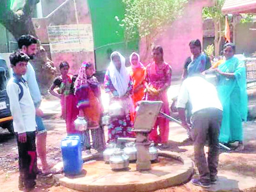 Heavy water shortage in the Khamhala Budurk area in Bhusawal taluka | भुसावळ तालुक्यातील कन्हाळे बुद्रूक येथे भीषण पाणीटंचाई