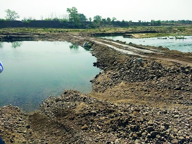 The flow of water through the Kanhan river is blocked | कन्हान नदीत रस्ता करून पाण्याचा प्रवाह रोखला