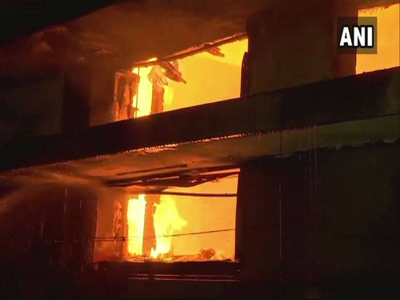 Six fire engines of six fire brigade fired on fire at Cineviewa studio in Kanjurmarg | कांजूरमार्गमधील सिने विस्टा स्टुडिओला लागलेली भीषण आग नियंत्रणात