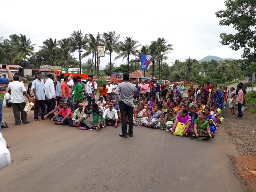 Sindhudurg: The villages demanded to change the Kolhapur National Highway, change the priest in the temple | सिंधुदुर्ग : ग्रामस्थांनी तळेरे कोल्हापूर राष्ट्रीय महामार्ग रोखला, मंदिरातील पुजारी बदलण्याची मागणी