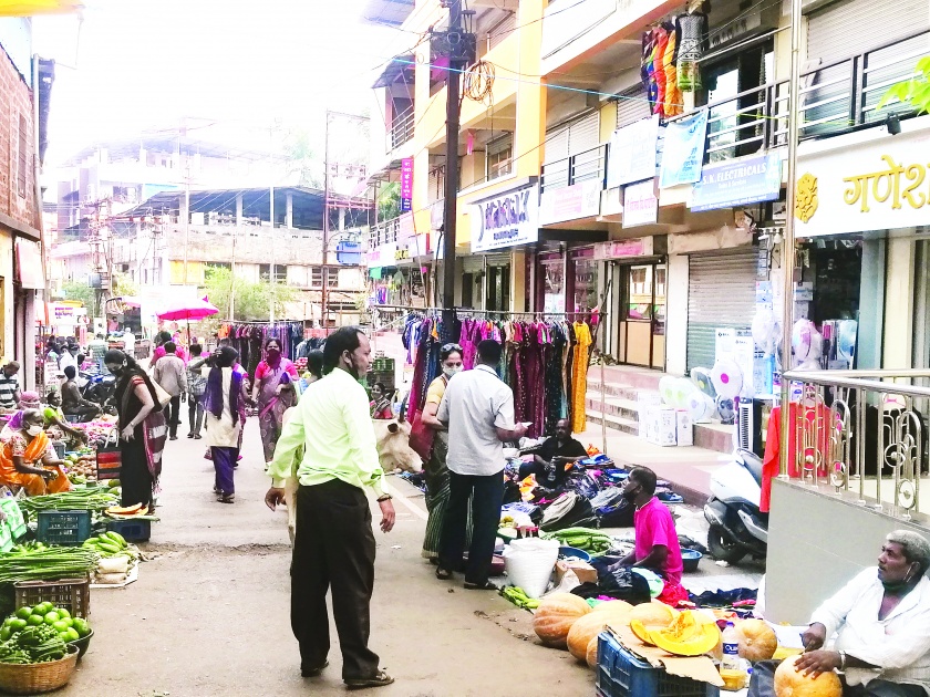 Mumbaikar arrives for Shimgotsava: Big crowd at weekly market in Kankavali | holi- शिमगोत्सवासाठी मुंबईकर दाखल, कणकवलीतील आठवडा बाजारात मोठी गर्दी