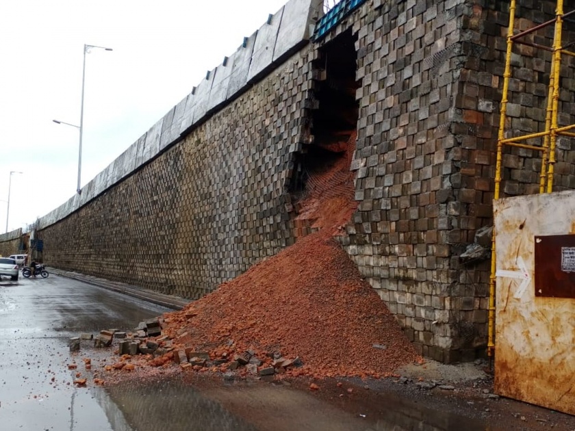The protection wall of the highway collapsed in Kankavali | कणकवलीत महामार्गाची संरक्षण भिंत कोसळली; ठेकेदारांच्या निष्काळणीपणानं लोकांचा जीव टांगणीला