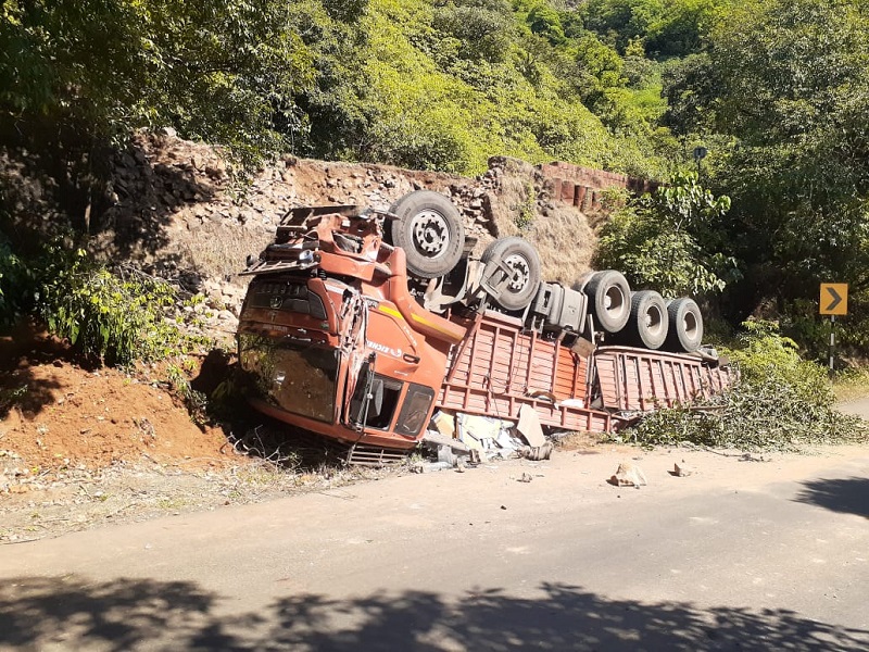 In Fondaghat a 20 wheeler truck filled with pavement overturned | फोंडाघाटात फरशीने भरलेला २० चाकी ट्रक पलटी, चालक जखमी