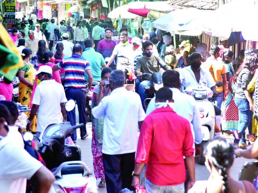 The fuss of social distance in Kankavli market | कणकवली बाजारपेठेत सोशल डिस्टन्सिंगचा फज्जा