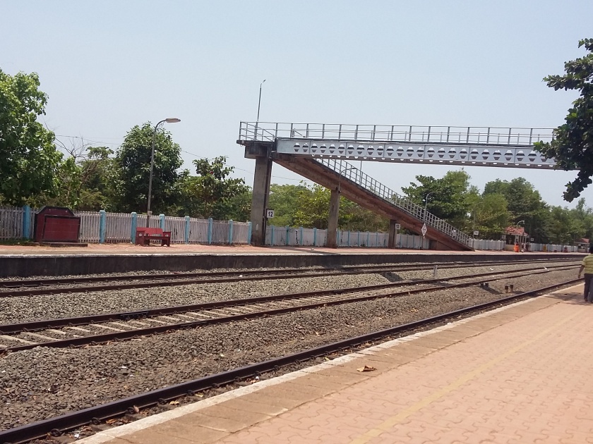  Sindhudurg: Need of basic amenities in Kankavli railway station, Chhapura on platform two | सिंधुदुर्ग : कणकवली रेल्वे स्थानकात मुलभुत सुविधांची वानवा, प्लॅटफॉर्म दोन वर छप्पराची आवश्यकता