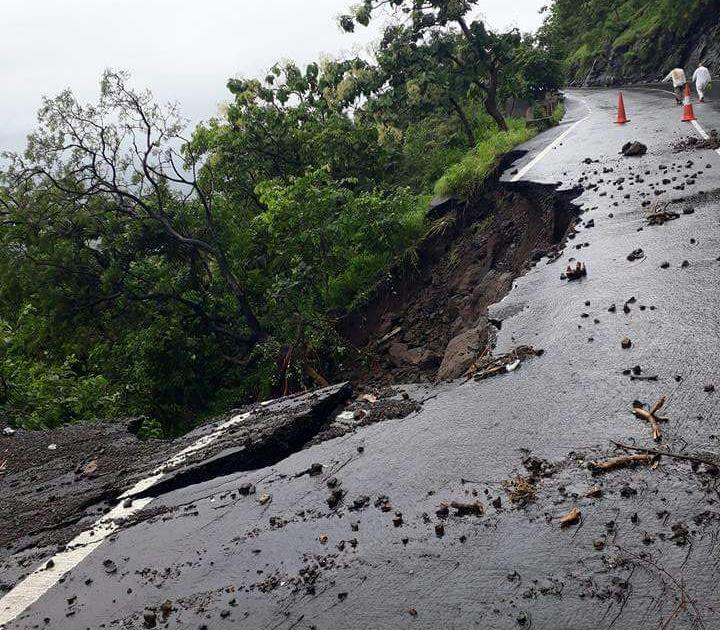 The road to the Kannada Ghat was lost | कन्नड घाटातील रस्ता खचला