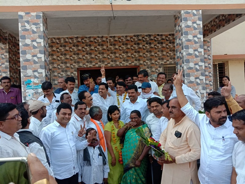 Raibhan Jadhav Vikas Aghadi's Ghuge in the post of Chairman of Kannada Panchayat Samiti; BJP to Vice-President | कन्नड पंचायत समितीच्या सभापती पदावर रायभान जाधव विकास आघाडीचे घुगे; उपसभापतीपद भाजपकडे