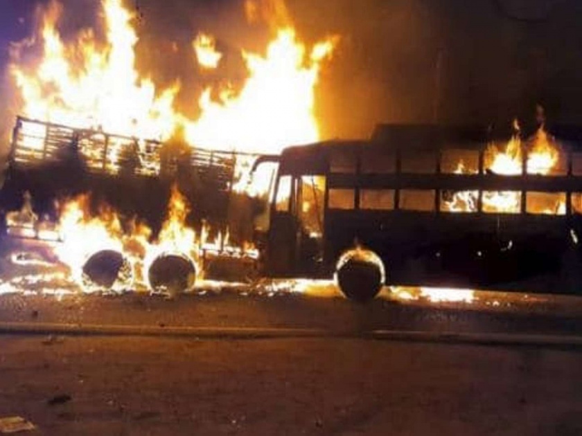 Uttar Pradesh : A bus catches fire after collision with a truck on GT Road | ट्रक-बसची भीषण टक्कर होऊन लागली आग, 20 जणांचा होरपळून मृत्यू, 21 जण जखमी