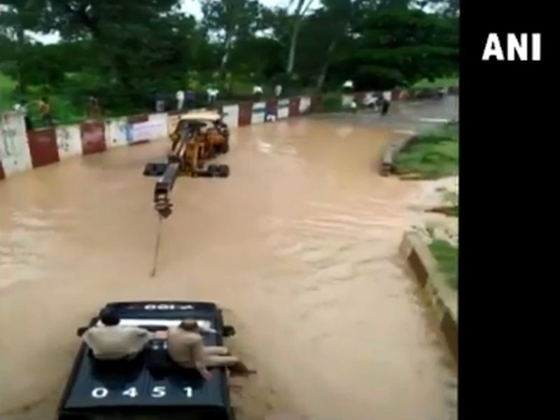Video - Police van in rain water, crane saved police man's life | Video - पावसाच्या पाण्यात फसली पोलीस व्हॅन, क्रेनने वाचवला पोलिसांचा जीव