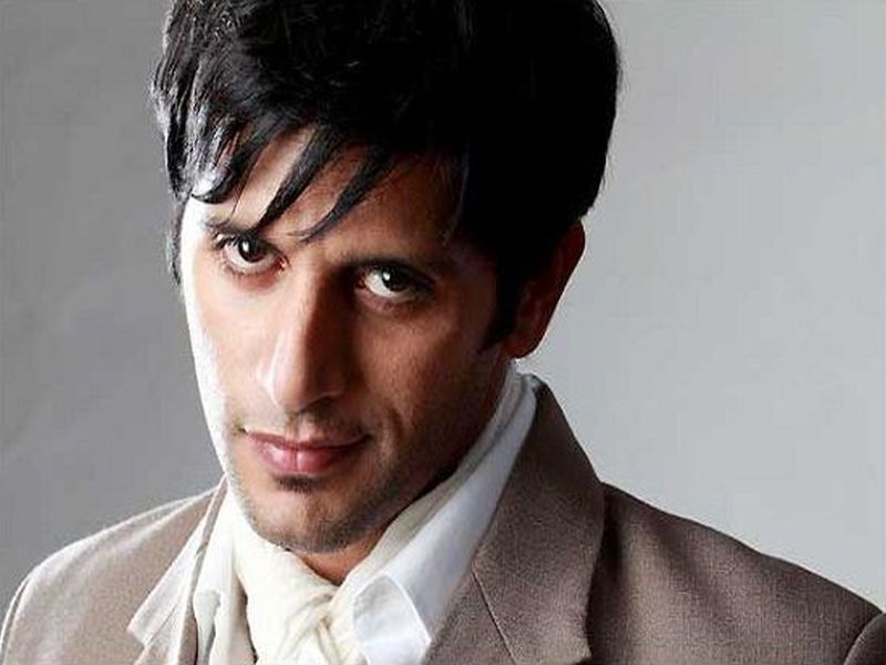 Indian actor gets possession at the airport in Russia | पासपोर्ट फाटल्याने भारतीय अभिनेत्याला रशियात विमानतळावर घेतले ताब्यात