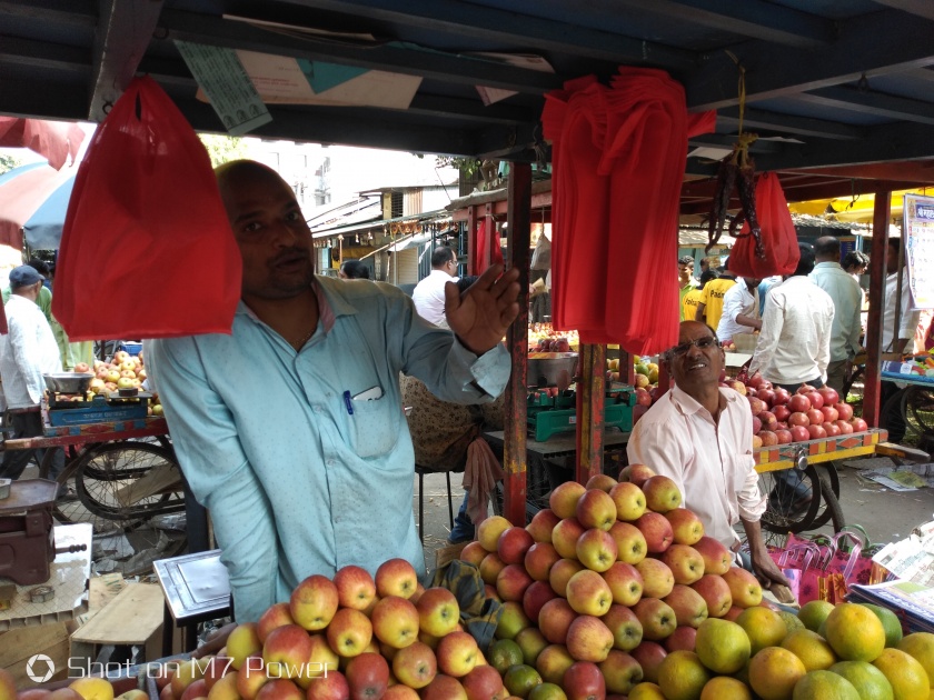 Market of Kolhapur's plastic vanquished, week-long cotton cloth bags | कोल्हापूरची प्लास्टिकमुक्तीकडे वाटचाल, रविवारच्या आठवडी बाजारात कापडी पिशवीतूनच बाजार 