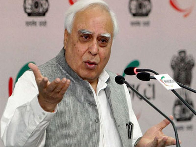 Vice President dismisses impeachment proposal in hurry - Kapil Sibal | उपराष्ट्रपतींनी महाभियोग प्रस्ताव घाईगडबडीत फेटाळला, काँग्रेस घेणार कोर्टात धाव - कपिल सिब्बल 
