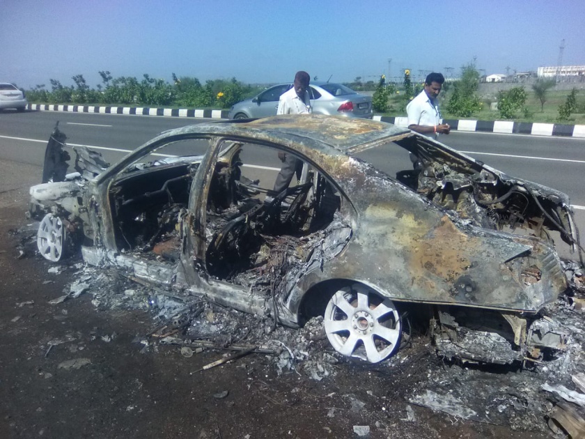 Pune - The car burns on Nashik highway | पुणे - नाशिक महामार्गावर कार जळून खाक