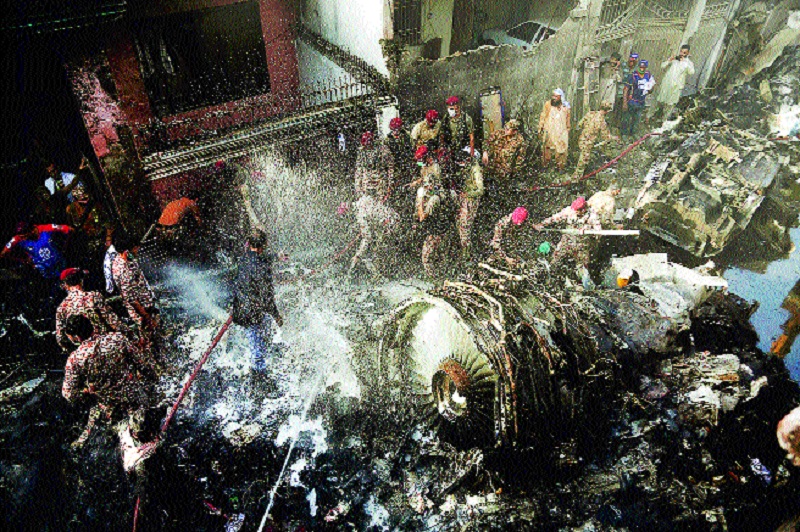 A plane crash in Pakistan has killed at least 45 people and set it on fire after a technical glitch | Pakistan Plane Crash: पाकिस्तानमध्ये विमान कोसळून ४५ जण ठार, तांत्रिक बिघाडानंतर पेटले