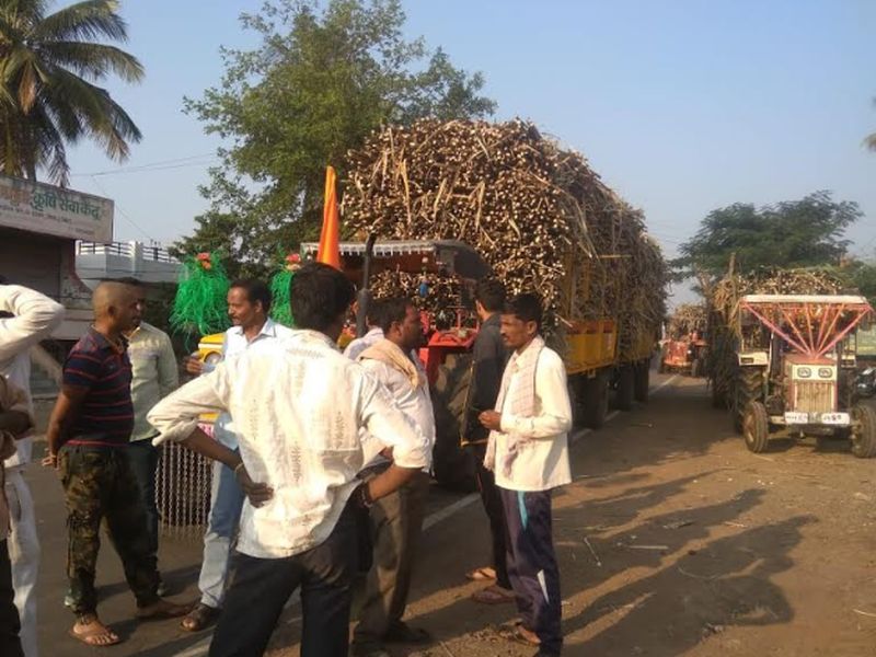 'Sahyadri' and 'Krishna' factory the cane transportation in karad | Video : ‘सह्याद्री’, ‘कृष्णा’ कारखान्याची ऊस वाहतूक रोखली