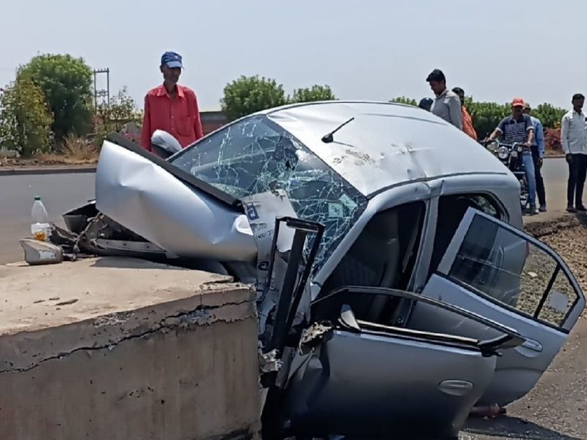 The driver lost control and the car hit a divider; Four injured from Pune, An accident occurred near Atketappa Taluka Karad | Satara: चालकाचा ताबा सुटून कार दुभाजकाला धडकली; पुण्याचे चौघे जखमी