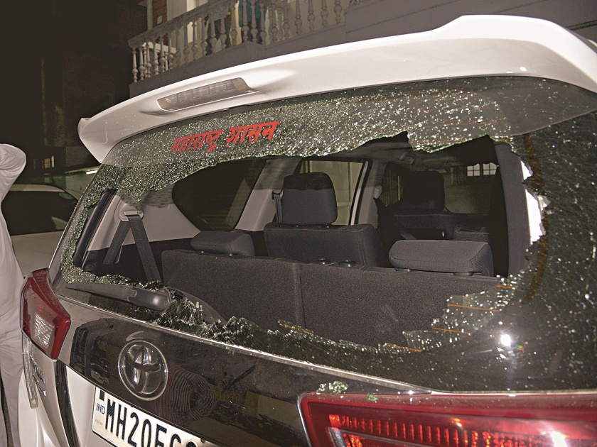 Politics warmed in Aurangabad; stone pelting on BJP's Bhagwat Karad | औरंगाबादमध्ये राजकारण तापले; भाजपचे भागवत कराड यांची कार फोडली