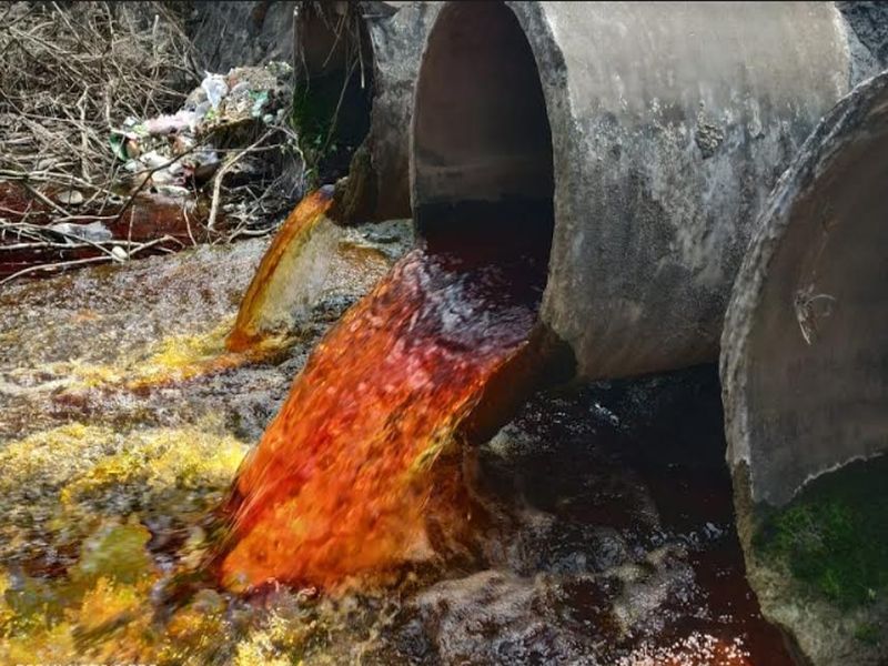water pollution in karad | कऱ्हाडमध्ये रसायनयुक्त पाणी नदीत सोडल्याने ग्रामस्थ संतप्त