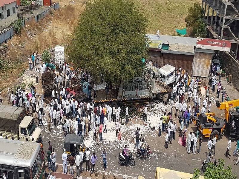 Accident of container-tractor in the karmad market; 16 villagers injured | करमाडच्या आठवडी बाजारात घुसला कंटेनर-ट्रॅक्टर; १६ ग्रामस्थ जखमी