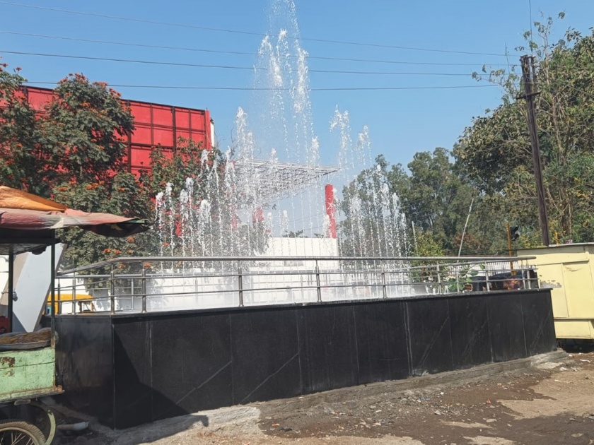 Ten water fountains for dust prevention in Latur; A fog cannon vehicle also helps | शुद्ध हवा गरजेची, लातूरात धुळीच्या प्रतिबंधासाठी पाण्याचे १० कारंजे; फॉगकॅनन वाहनही मदतीला