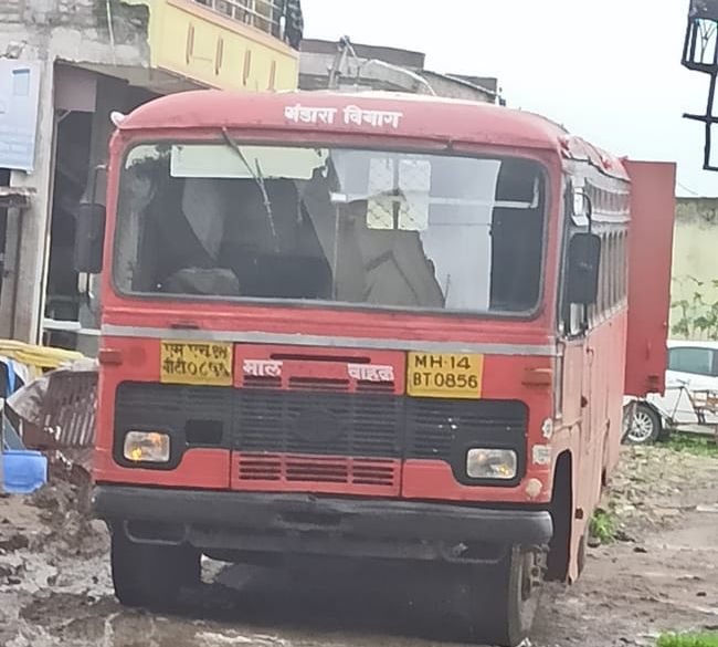 Suspected smuggling of rice; Police seize cargo bus! | तांदळाच्या चोरट्या वाहतुकीचा संशय; पोलिसांनी पकडली मालवाहु बस!
