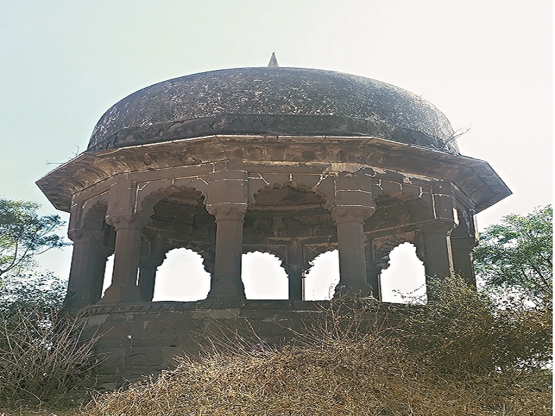 The memorial of Deccan's governor, Maharaja Karan Singh, was neglected | दख्खनचे सुभेदार महाराजा करणसिंहाचे स्मारक दुर्लक्षित