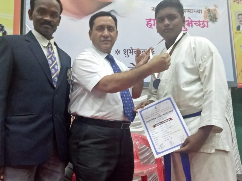 Abhishek Raut third in the state-level school karate competition | राज्यस्तरीय शालेय कराटे स्पर्धेत अनसिंगचा अभिषेक राऊत तिसरा 