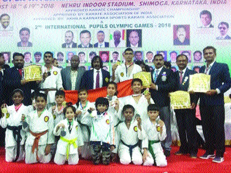 Mira-Bhairindar's 16 Karate Practices | मीरा-भार्इंदरच्या १६ कराटेपटूंची चमकदार कामगिरी, पदकांची लयलूट