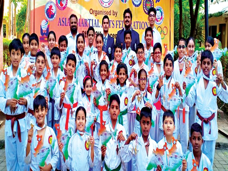 Brilliant performance of Karate Cup in Bhayander; 60 medals earnings | भाईंदरमधील कराटेपटूंची चमकदार कामगिरी; ६० पदकांची कमाई
