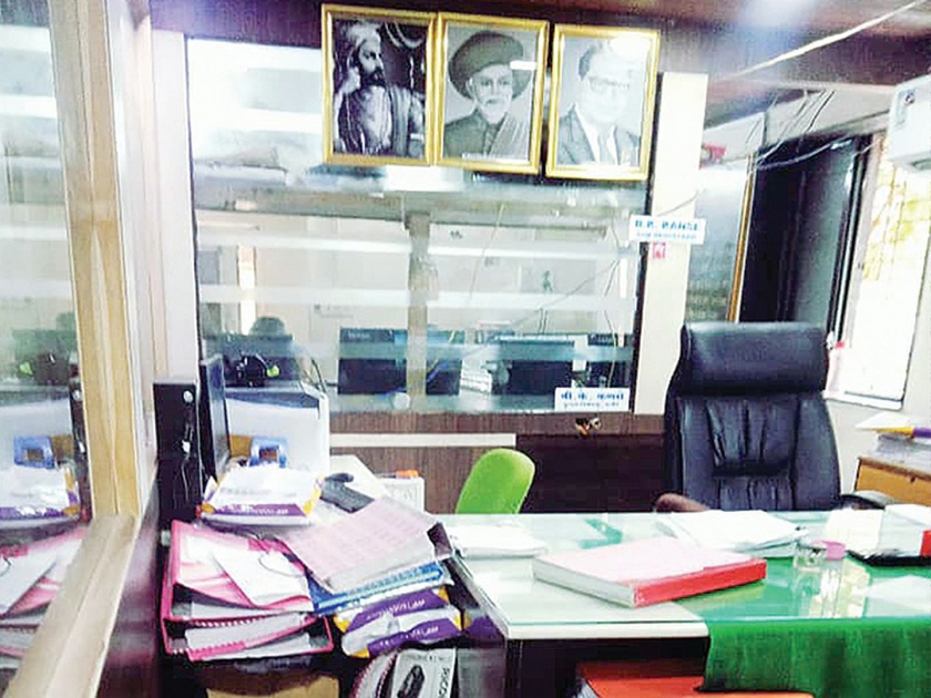 Shukushkat at Karjat Secondary Registrar's Office | कर्जत दुय्यम निबंधक कार्यालयात शुकशुकाट