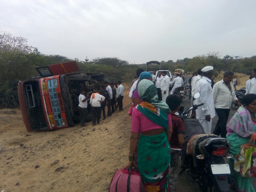 ST buses collide in Kombali Shiva due to collapse of sterling rod, 20 injured | कोंभळी शिवारात स्टेरिंग रॉड तुटल्यामुळे एसटी बस पलटली, २० जण जखमी