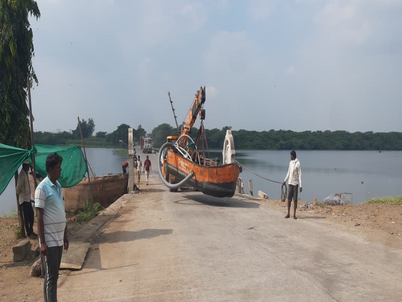 Raid in Bhima river basin at Siddhatek, Dudhodi; Police confiscated mechanical boats | सिद्धटेक, दुधोडी येथे भीमा नदीपात्रात छापा; तिघांना अटक, एक जण फरार