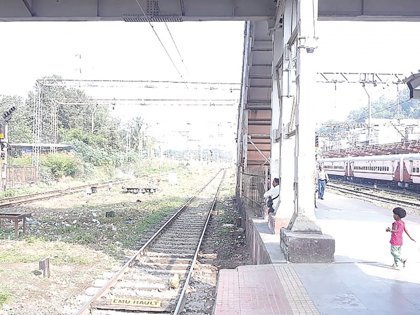 The risk of gaps under the bridge at Karjat railway station | कर्जत रेल्वे स्थानकात पुलाखालील गॅपचा धोका
