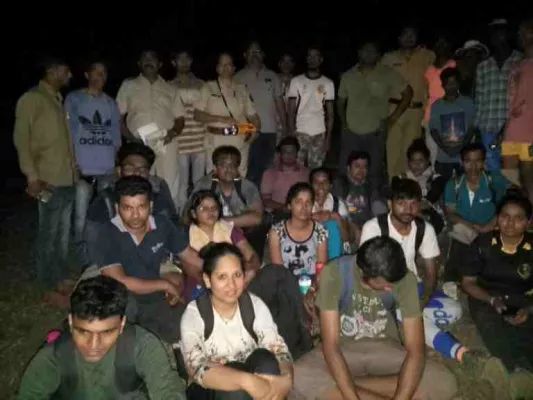 Karjat: The release of 17 mountaineers lost in Sonagiri forest | कर्जत : सोनगिरीच्या जंगलात हरवलेल्या 17 गिर्यारोहकांची सुटका