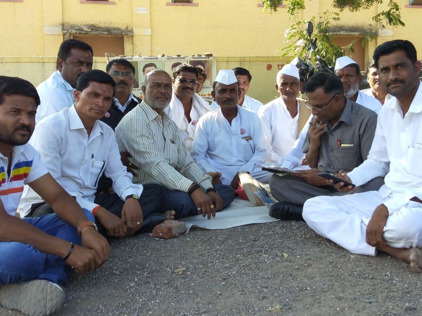  Congress fasting in Karjat to solve farmers' questions | शेतक-यांचे प्रश्न सोडविण्यासाठी कर्जतमध्ये काँग्रेसचे उपोषण