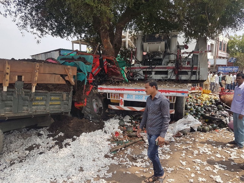 Truck fleets at Karmad; Three seriously injured | करमाड येथे भरधाव ट्रक बाजारात शिरला; तिघे गंभीर जखमी  