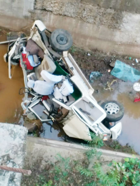 At Karamalaya, a jeep collapsed from the bridge and killed three on the spot | करमाळयाजवळ पुलावरून जीप कालव्यात कोसळली, तिघे जागीच ठार