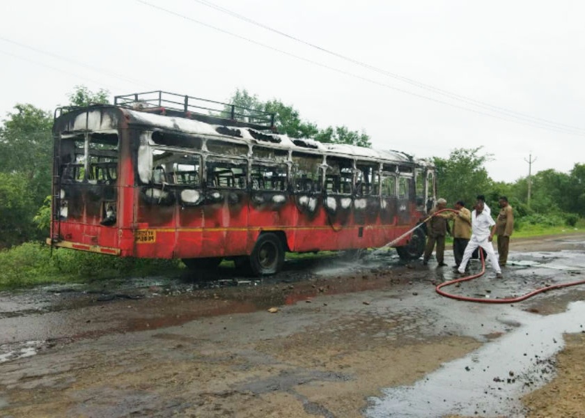 Maratha reservation; Bus burning in Barshi, 100% response to the closure of the district | मराठा आरक्षण ; बार्शीत बस जाळली, जिल्ह्यातील ठिकठिकाणच्या बंदला १०० टक्के प्रतिसाद
