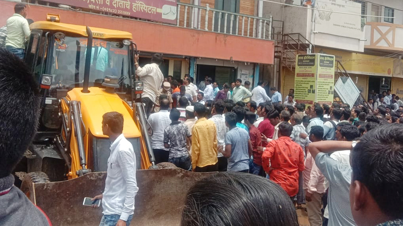 Bank slab collapsed; 1 employee injured | करमाळ्यातील महाराष्ट्र बँकेचा स्लॅब कोसळला; एक जण ठार, २५ कर्मचारी जखमी