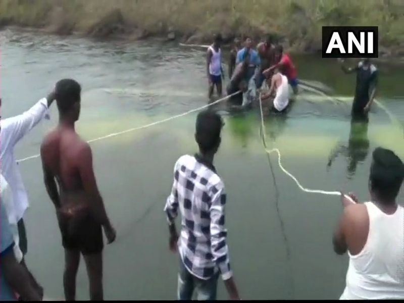 Karnataka: 25 people died after the bus they were in, fell into VC canal near Mandya | कर्नाटकमध्ये बस कालव्यात कोसळली, 25 जणांचा मृत्यू