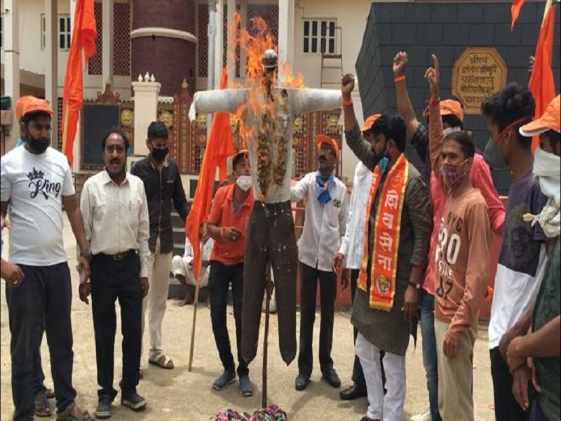 Removed the statue of Chhatrapati Shivaji Maharaj from Mangutti village; Burning of the symbolic statue of the Chief Minister of Karnataka in the residence .... | मनगुत्ती गावातील छत्रपती शिवाजी महाराजांचा पुतळा हटविला; कर्नाटकच्या  मुख्यमंत्र्यांच्या प्रतिकात्मक पुतळ्याचे राहात्यात दहन....