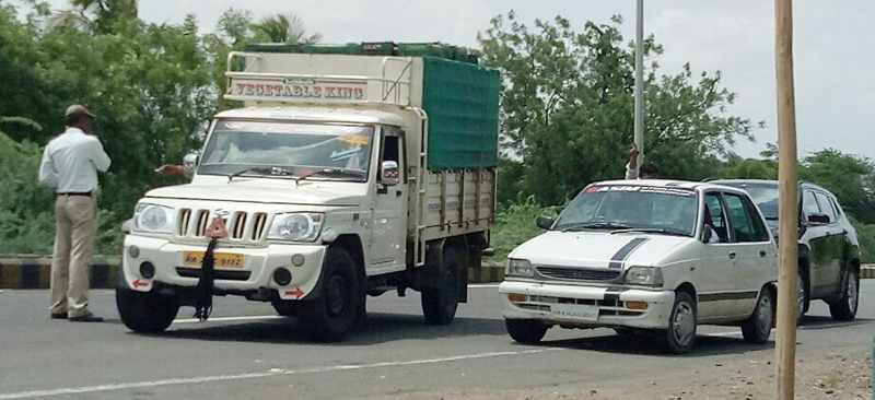 On the radar in the suburb of MH 13, due to Solapur police | सोलापूरच्या पोलिसांमुळं एमएच - १३ क्रमांकाची गाडी परराज्यात रडारवर