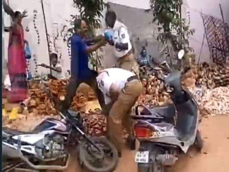 Washing two traffic police in Durga in Karnataka | कर्नाटकात दोन वाहतूक पोलिसांची दारुड्याने केली धुलाई 
