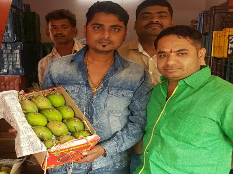 Mango liquor in Pune market yard, two dozen 20 beds in Karnataka Hapus | पुण्यातील मार्केट यार्डामध्ये आंबा दाखल, कर्नाटक हापूसच्या 2 डझनच्या 20 पेट्याची आवक